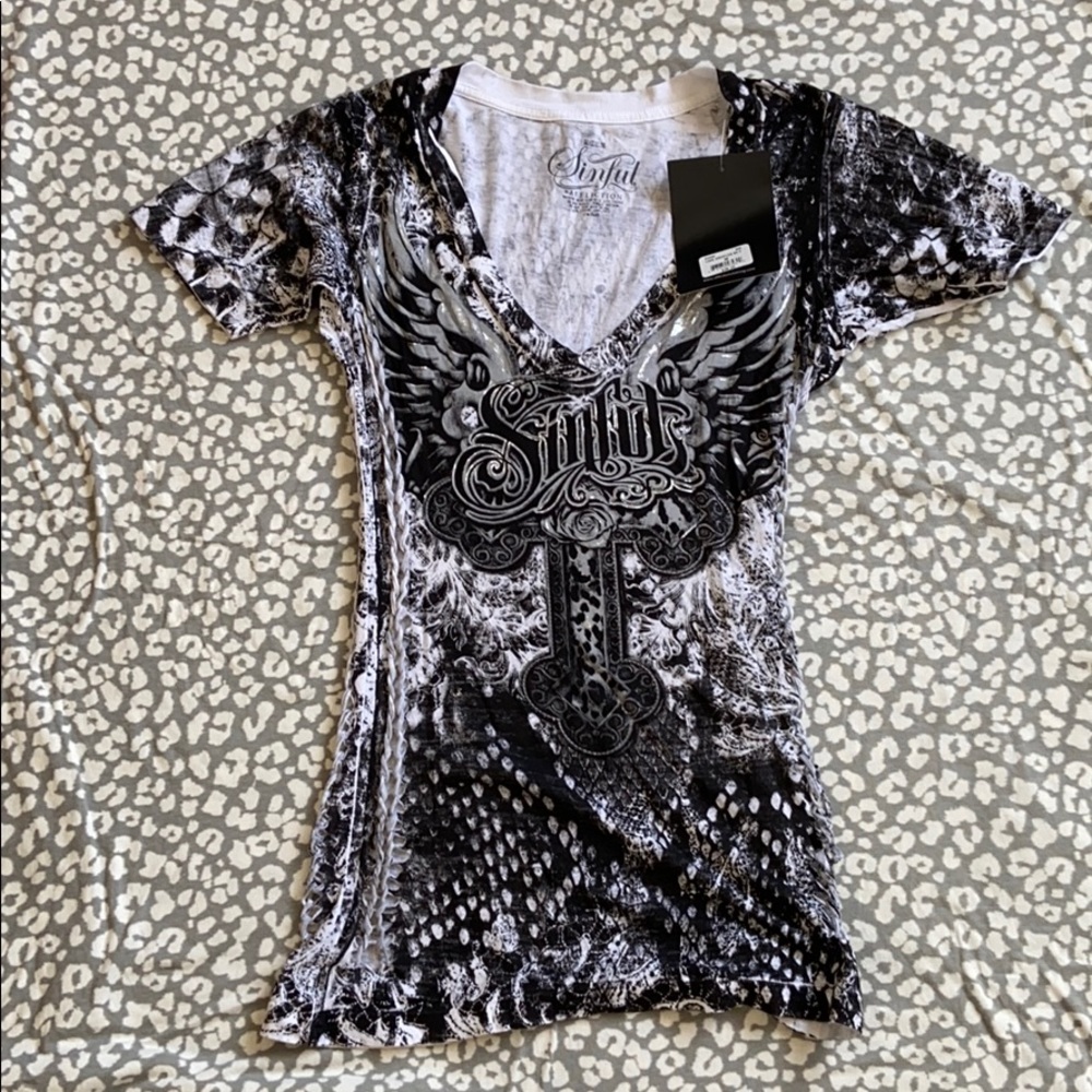Affliction shortsleeved woman’s v-neck top medium